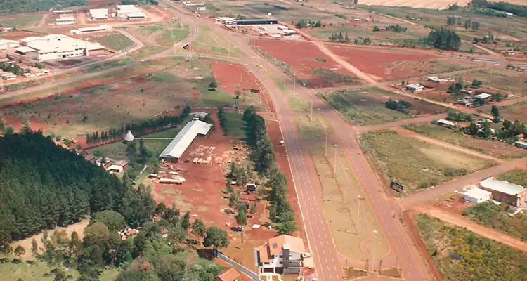 Imagem aérea do depósito de madeiras da Madipê em 1987