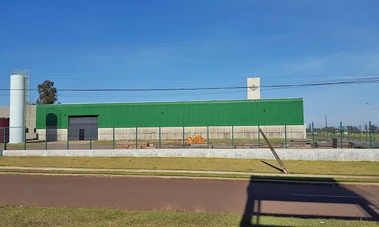 Barracão da Madipê para armazenamento de madeiras