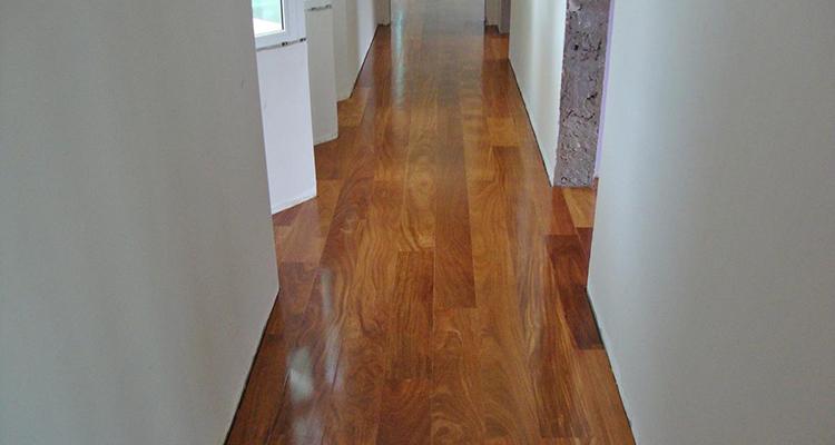 Assoalho de Cumarú 13cm TG4 em ambiente interno sofisticado