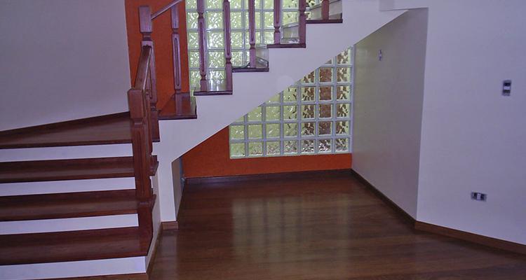 Assoalho de Cumarú 15cm Tradicional em ambiente interno com piso de madeira maciça