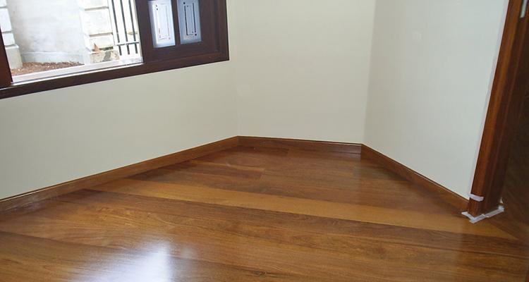 Assoalho tradicional de Cumarú 15cm com acabamento em ambiente residencial