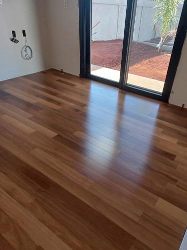 Assoalho de Cumarú Envernizado 10cm TG4 em ambiente interno com visual sofisticado