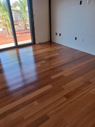 Assoalho de Cumarú Envernizado 10cm TG4 em composição com madeira natural