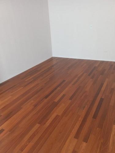 Detalhe do acabamento envernizado do Assoalho de Cumarú Envernizado 6cm TG4