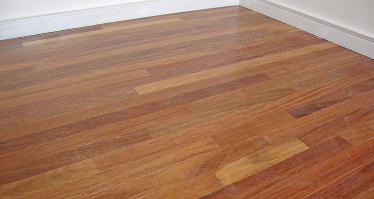 Assoalho de Cumarú Envernizado 6cm TG4 aplicado em composição interna
