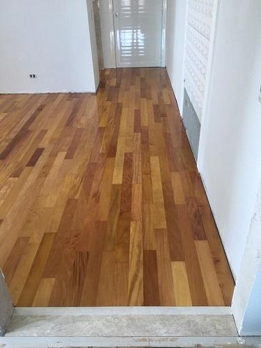 Assoalho de Garapa 9cm TG4 em ambiente interno com tonalidade clara