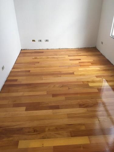 Assoalho de Garapa 9cm TG4 aplicado em espaço interno iluminado