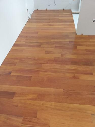 Assoalho de Garapa Envernizado 10cm TG4 em composição interna clara