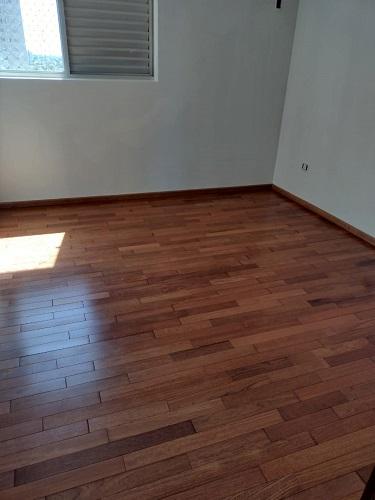 Acabamento do Assoalho de Jatobá Envernizado 5cm TG4 em ambiente interno