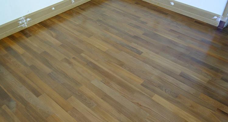 Acabamento do Assoalho de Marfim Vaporizado Cabdor 7cm TG4 em ambiente interno