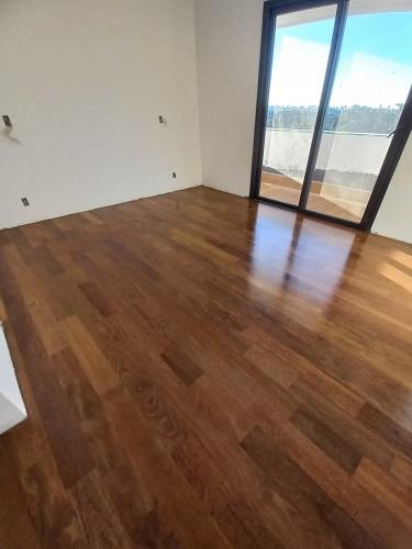 Assoalho de Sucupira 13cm TG4 em ambiente interno com peças largas