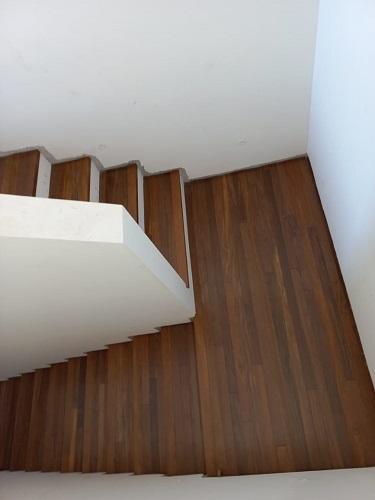 Acabamento do Assoalho de Sucupira Envernizado 6cm TG4