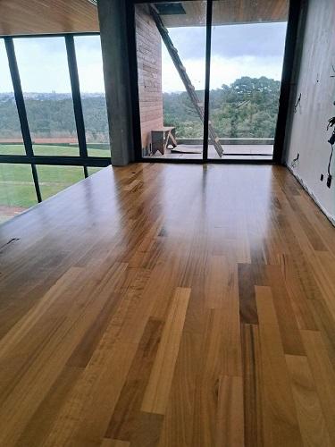 Assoalho de Tatajuba 10cm TG4 aplicado em ambiente interno