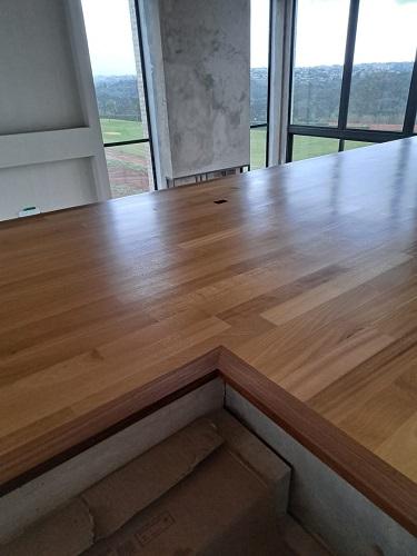 Detalhe do Assoalho de Tatajuba 10cm TG4 em madeira maciça