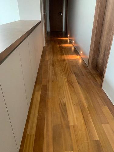Assoalho de Tatajuba 10cm TG4 aplicado em ambiente interno com madeira maciça