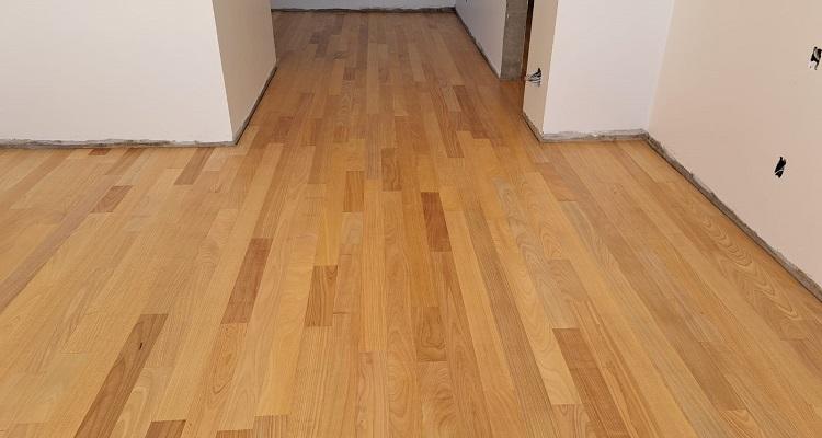 Assoalho de Tauari 9cm TG4 em ambiente interno claro