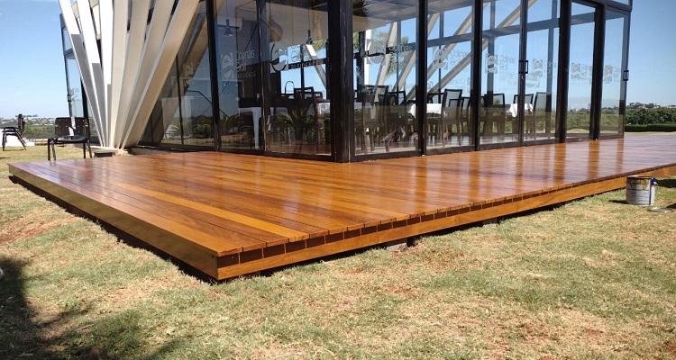 Detalhe do Deck de Cumarú 10cm em madeira maciça