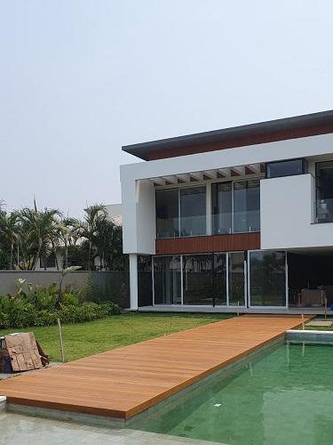Deck de Cumarú 10cm em área externa com madeira maciça