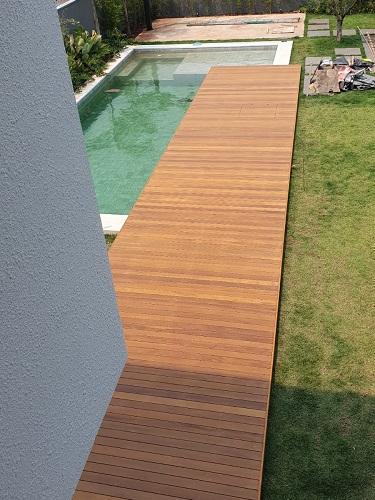 Aplicação do Deck de Cumarú 10cm em espaço externo