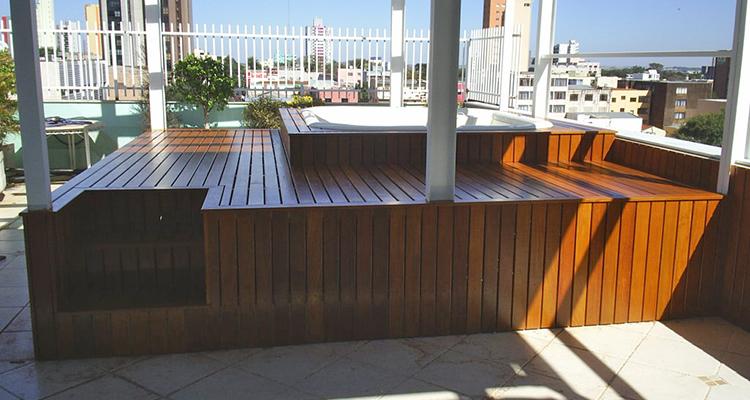 Deck de Cumarú 10cm aplicado em deck externo