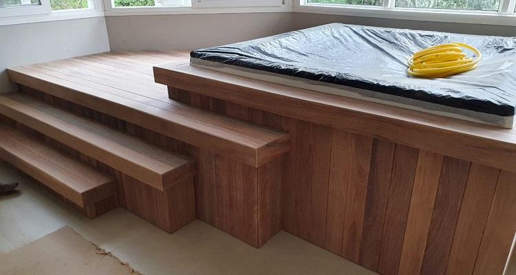 Deck de Cumarú 10cm em área interna de convivência