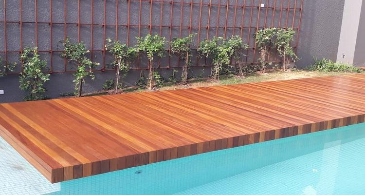 Deck de madeira Cumarú 10cm em ambiente externo