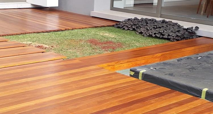 Deck de Cumarú 10cm em espaço de lazer com madeira natural