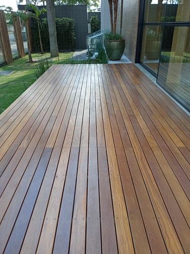 Deck de Cumarú 10cm aplicado em área externa