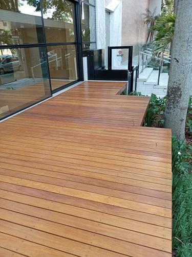 Deck de madeira Cumarú em espaço externo