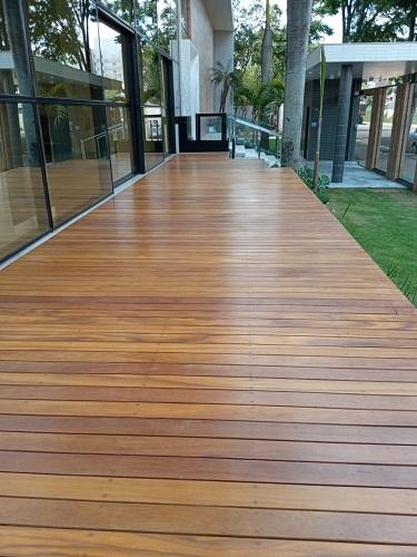 Composição externa com Deck de Cumarú 10cm
