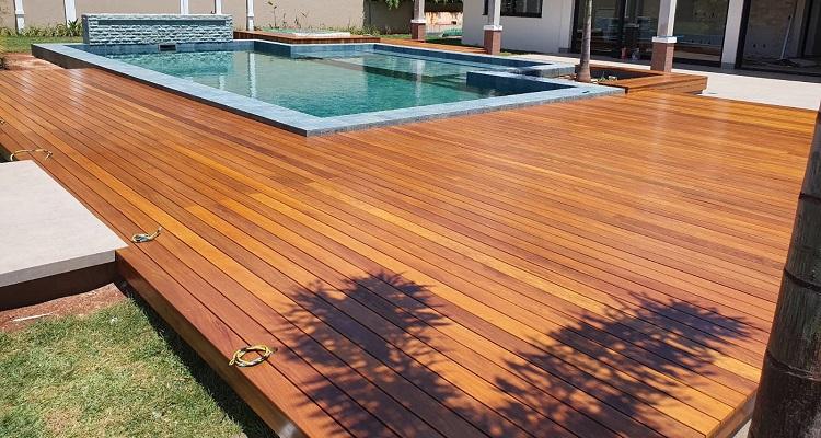 Deck de Cumarú 10cm em área externa com acabamento natural