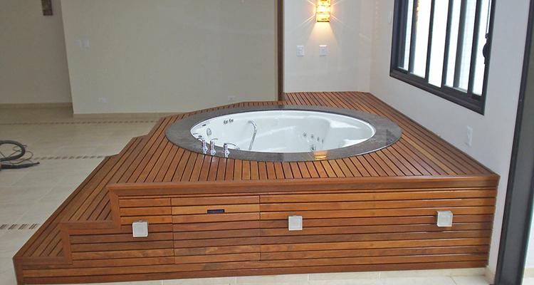 Deck de Cumarú 5cm em projeto interno com madeira natural