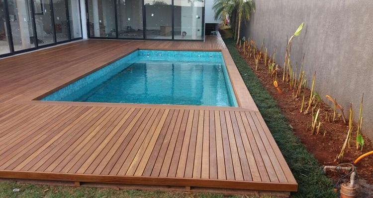 Deck de Cumarú 7cm aplicado em área externa