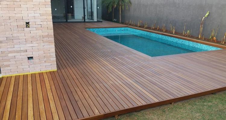 Deck de madeira Cumarú em piscina