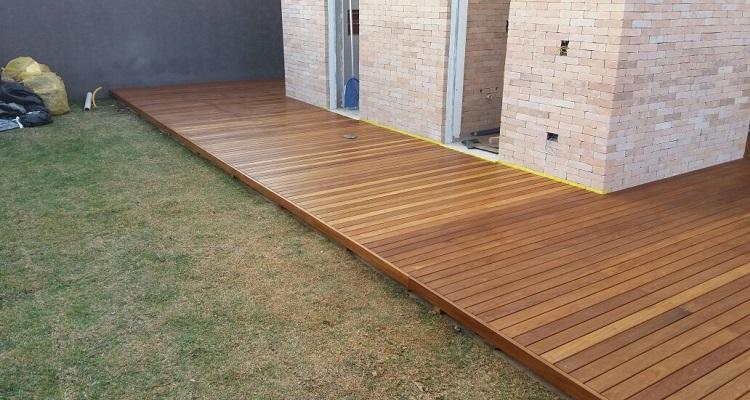 Deck de Cumarú 7cm em projeto externo com madeira natural