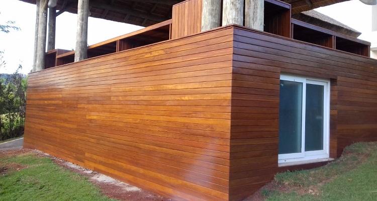 Deck de Cumarú 7cm em área externa residencial