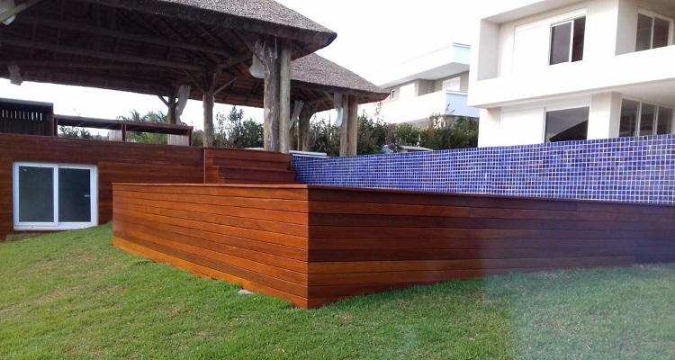 Deck de madeira Cumarú 7cm em espaço de lazer