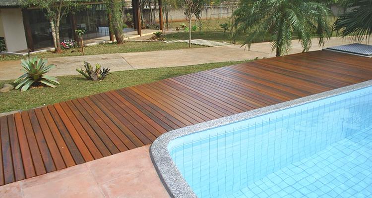 Deck de madeira Itaúba 7cm em espaço de lazer