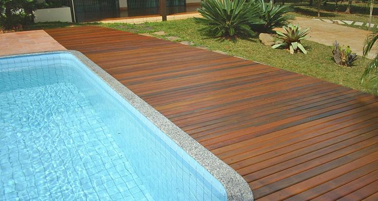 Deck de Itaúba 7cm em projeto externo com acabamento natural