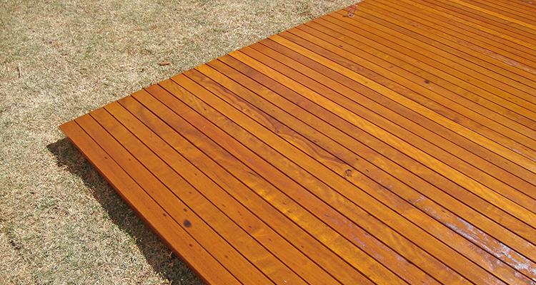 Deck de Itaúba 7cm aplicado em ambiente externo
