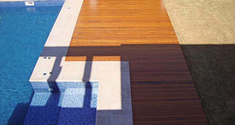 Deck de madeira Itaúba em piscina