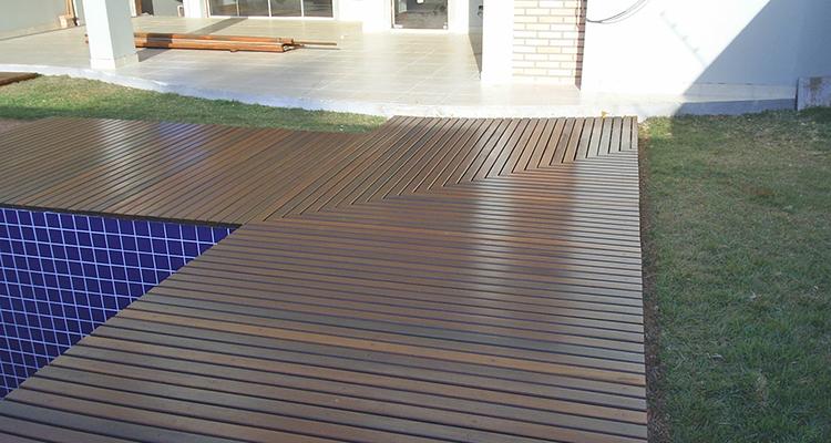 Área externa com Deck de Itaúba 7cm