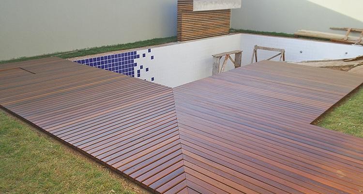 Deck de madeira Itaúba em espaço de convivência