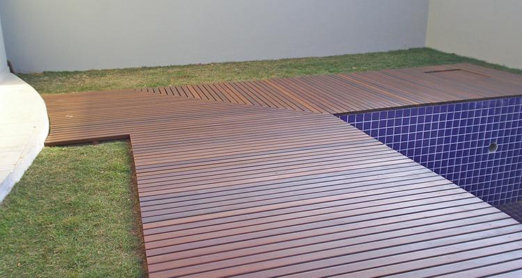 Deck de Itaúba 7cm em projeto externo com madeira natural