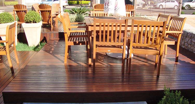Deck de Itaúba 7cm aplicado em área externa