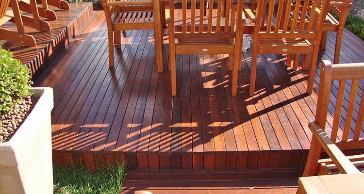 Deck de madeira Itaúba aplicado em varanda