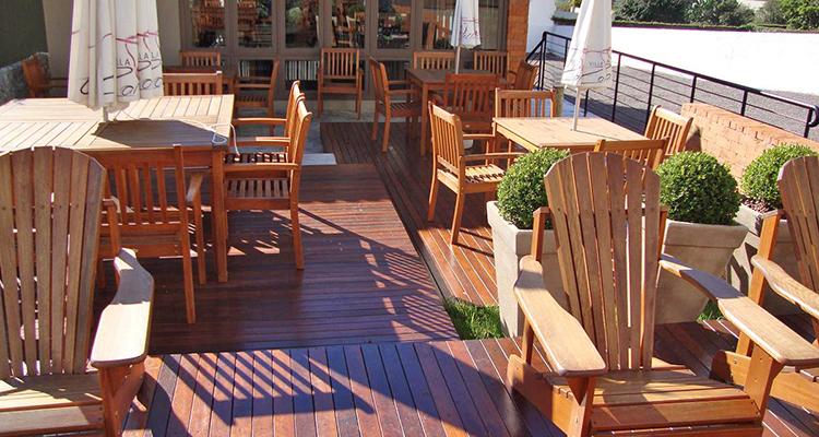 Deck de Itaúba 7cm em projeto externo com madeira maciça