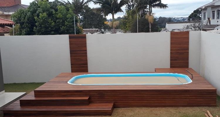 Deck de Itaúba 7cm em composição externa com madeira natural