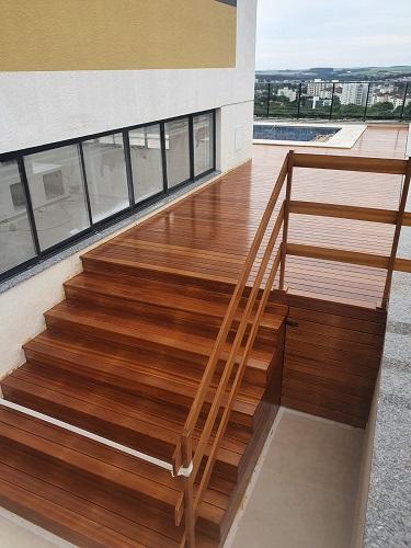 Deck de Tatajuba 10cm em composição externa com madeira natural