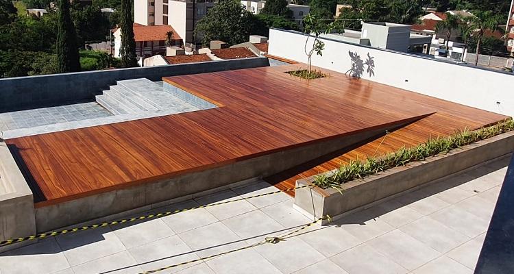Deck de Tatajuba 10cm em espaço de convivência